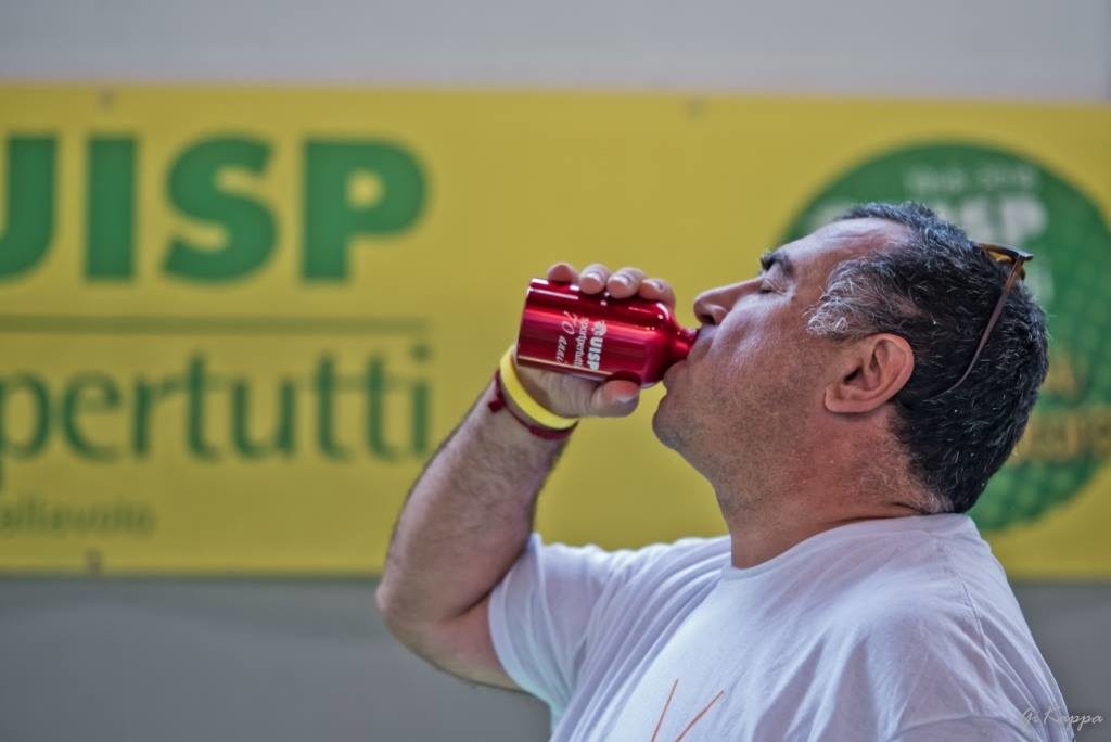 arbitro bevendo da una borraccia