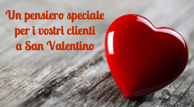 cuore rosso su piano in legno con frase motivazionale