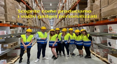 staff di gift campaign in fabbrica