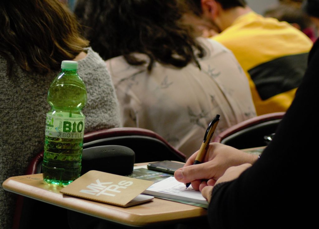 scrivere su un quadernino in una conferenza