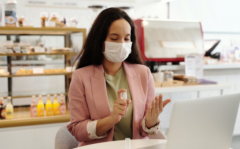 spruzzare gel per disinfettarsi le mani