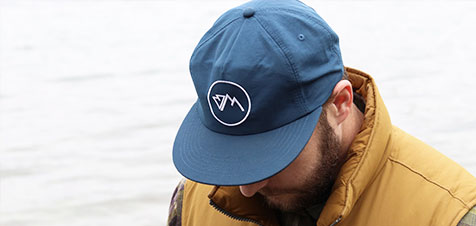 Cappellini con logo e scritta