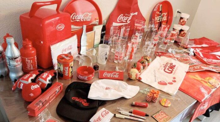 marchandising cocacola su tavolino in legno