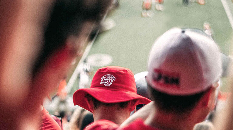 tifosi allo stadio che indossano cappellino perosnalizzato con logo squadra