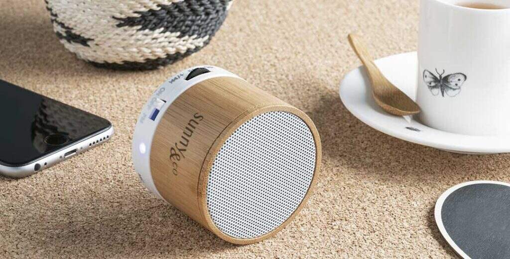speaker personalizzato in legno su scrivania