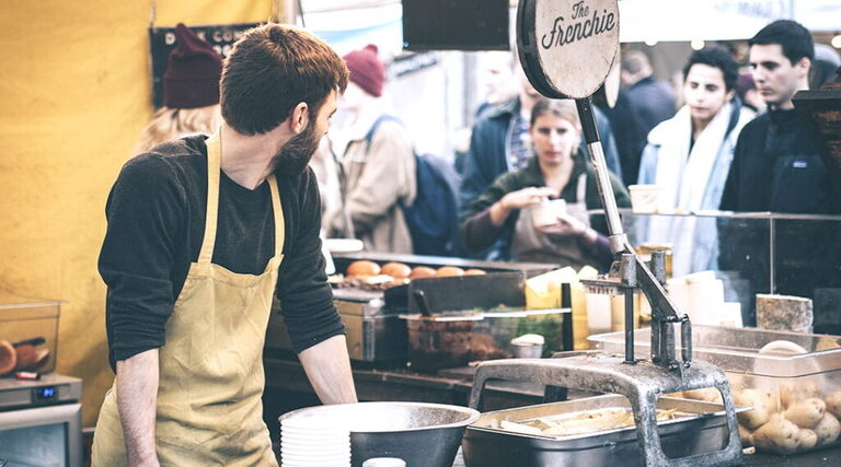 persone che partecipano ad una fiera gastronomica