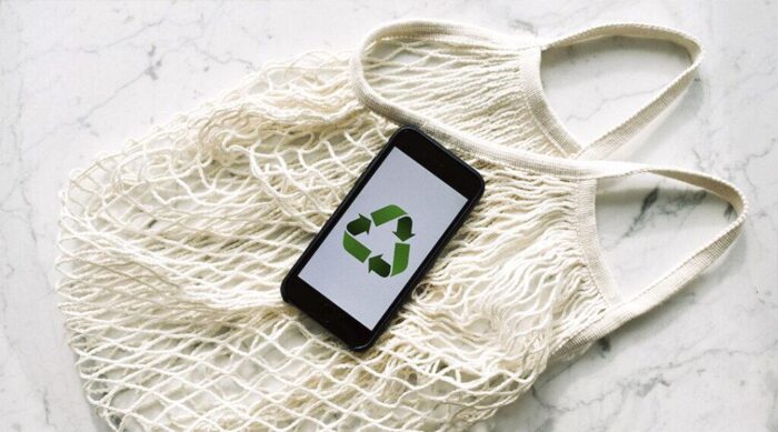 shopper ecologica in rete con smartphone con simbolo del riciclo