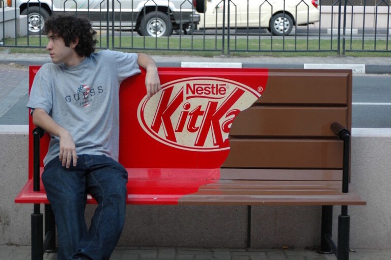 ragazzo seudto su panchina kitkat guerilla marketing