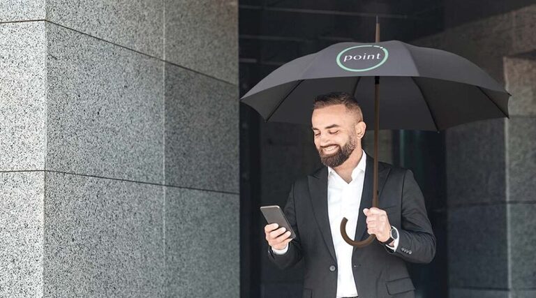 uomo con smartphone e ombrello personalizzato con logo