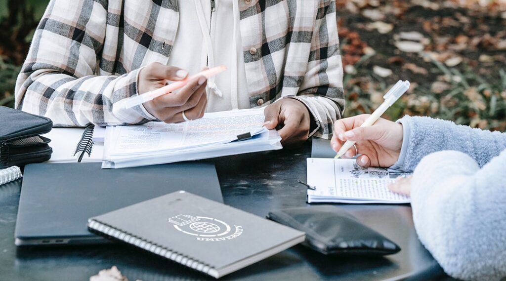 studenti che utilizzano quaderni personalizzati con logo università