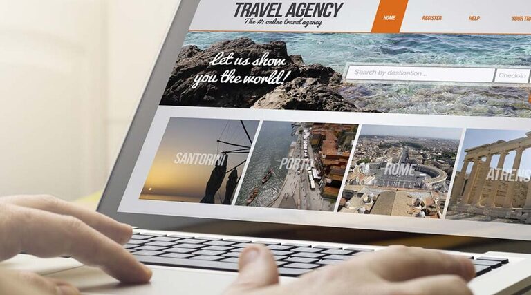 primo piano su pagina web di agenzia viaggi