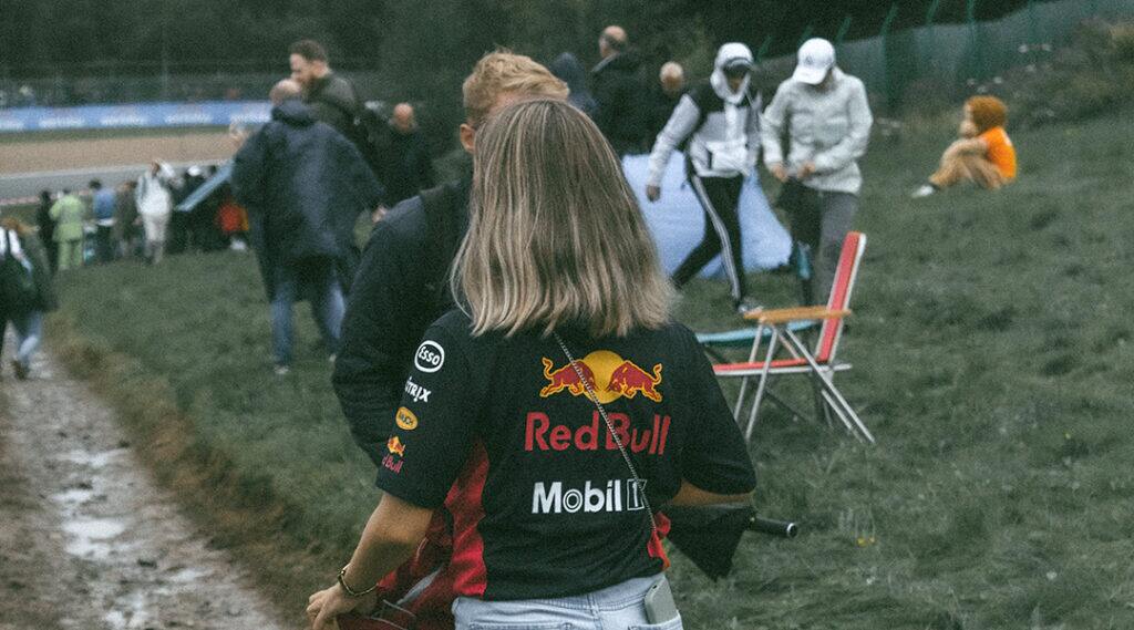 ragazza con maglietta personalizzata con logo red bull