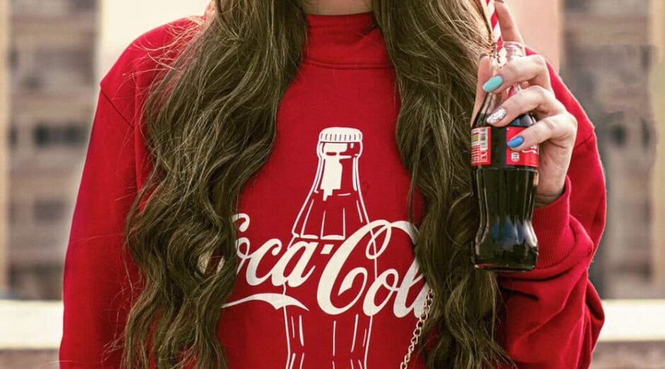 felpa con bottiglia della coca cola