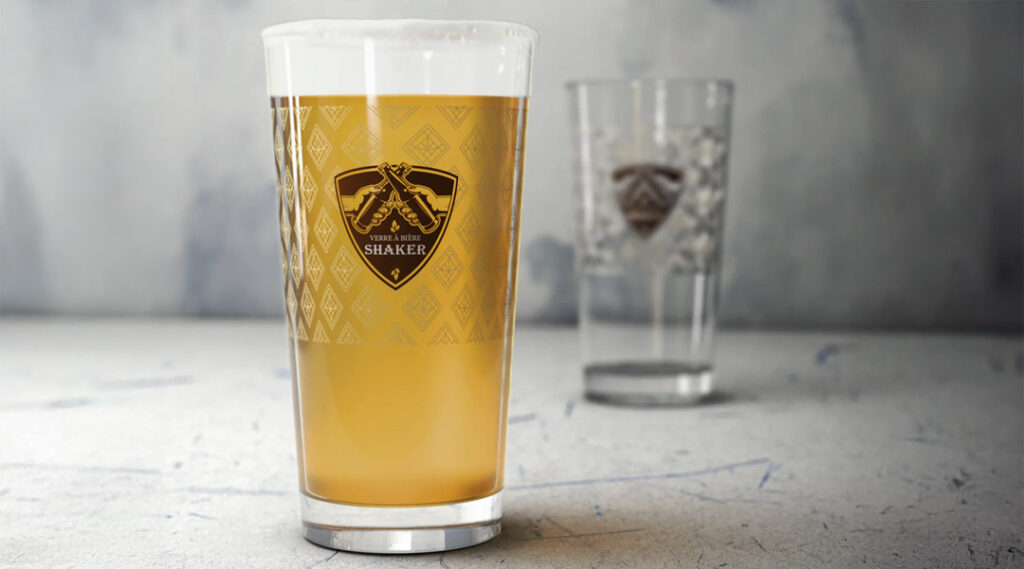 bicchiere di cristallo riempito di birra