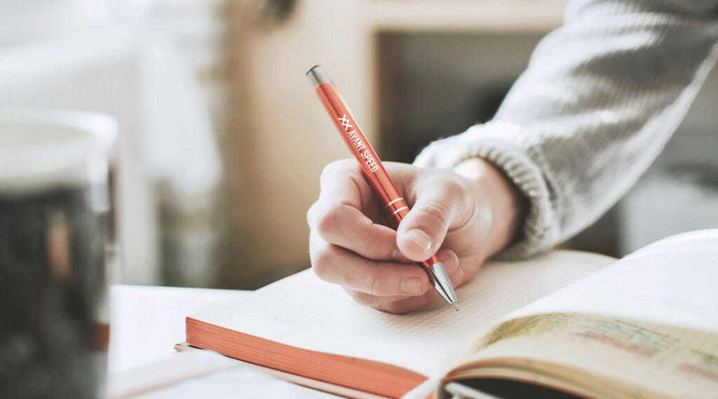 ragazzo che scrive con una penna personalizzata