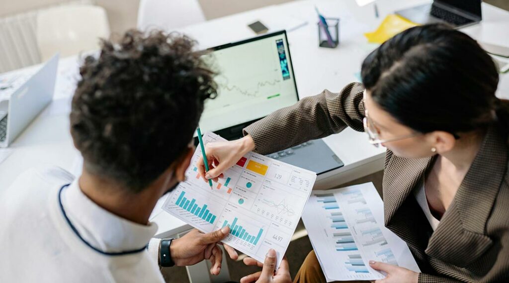 due colleghi che pianificano il budget di marketing