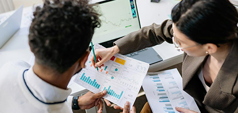 due colleghi che pianificano il budget di marketing