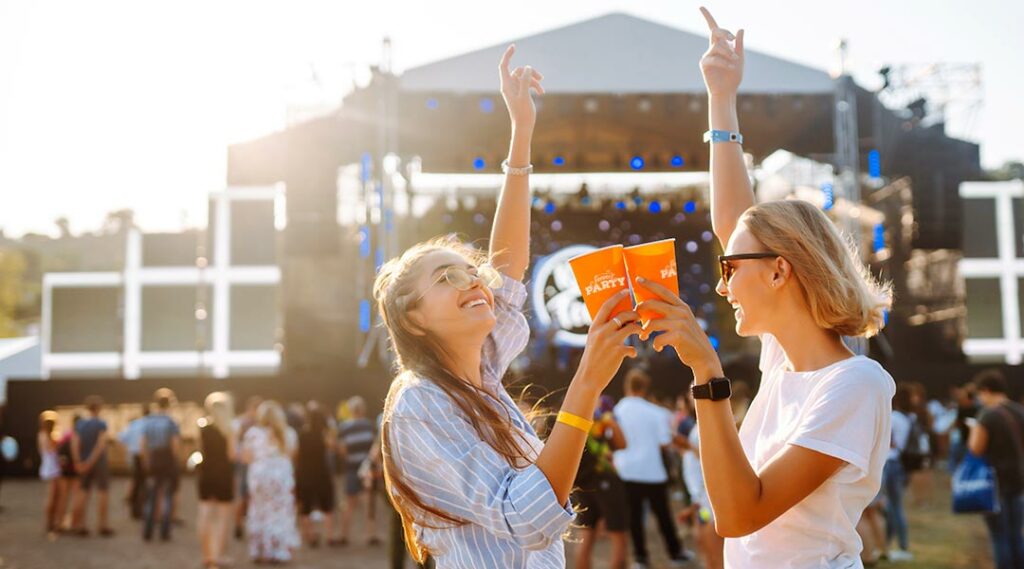 ragazze divertendosi ad un evento all'aperto