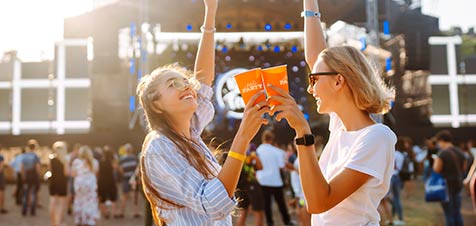 ragazze divertendosi ad un evento all'aperto