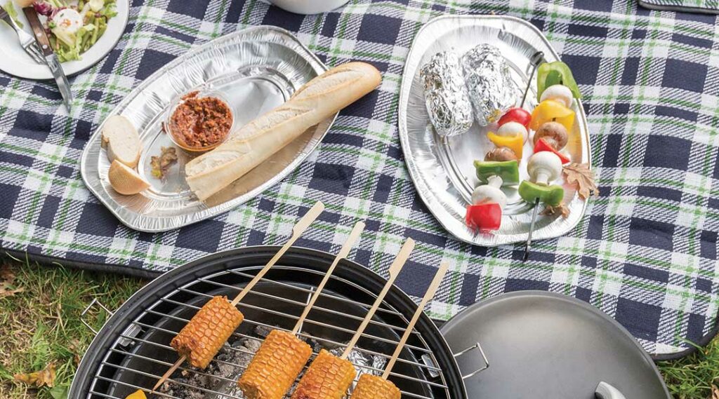 barbecue all'aperto con colelghi