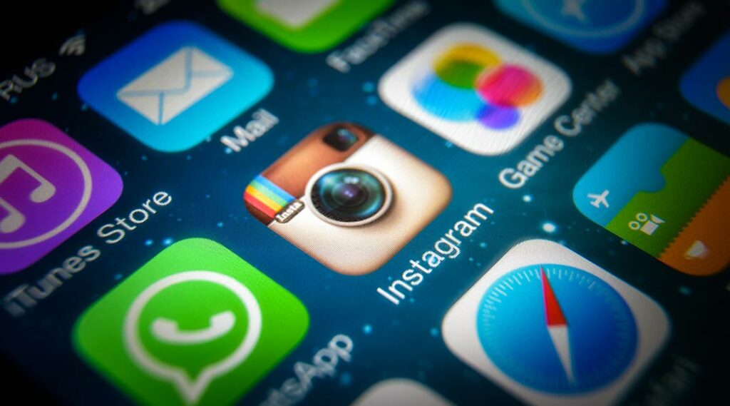logo instagram con arcobaleno Cole Rise