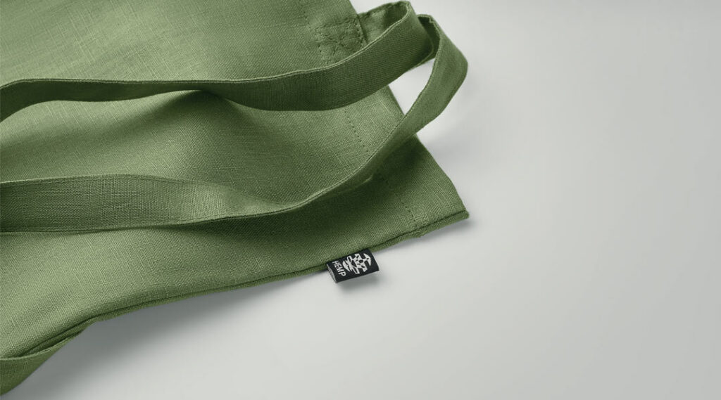 zoom di una shopper verde militare per mostrare la grammatura tessile