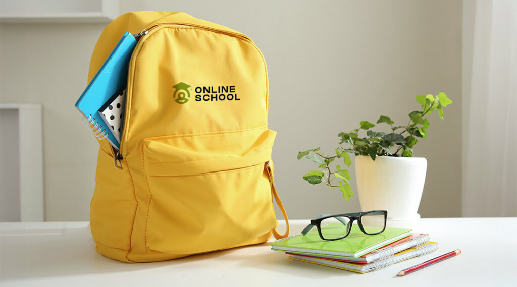 zaino giallo personalizzato con il logo della scuola su una scrivania bianca