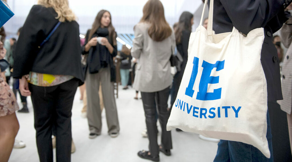 persone in una fiera con regali pubblicitari