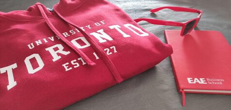 merchandising università: felpa con logo dell'università, taccuino e occhiali da sole personalizzati
