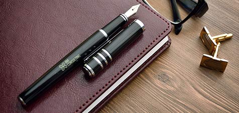 elegante penna stilografica su una scrivania