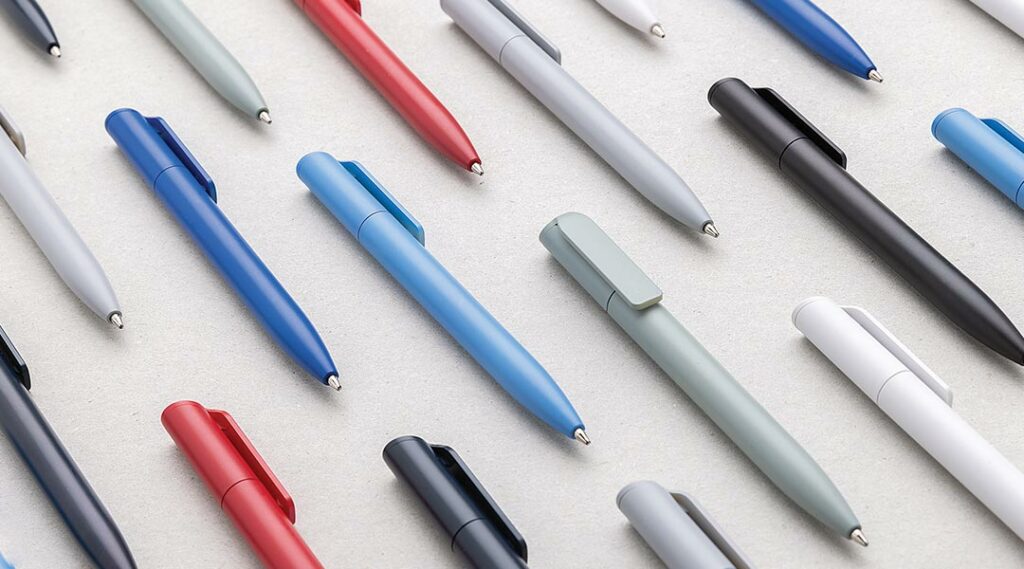 varie penne con corpo di diversi colori