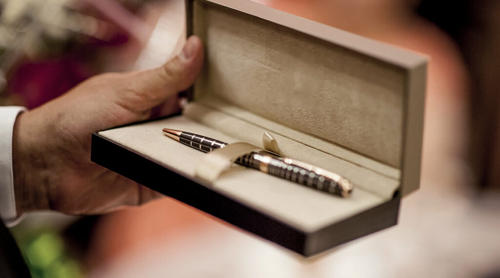 uomo che dona una penna personalizzata