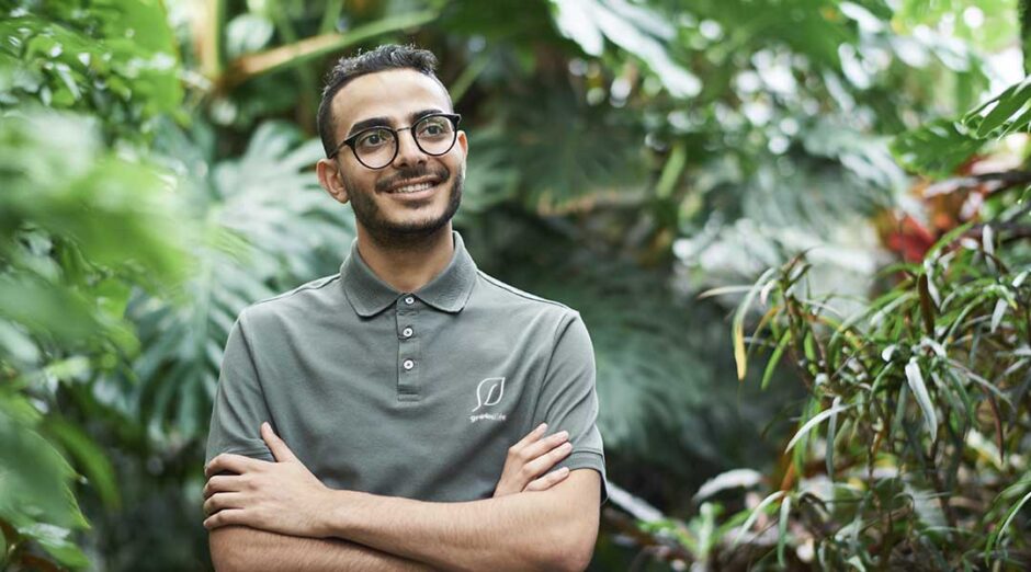 ragazzo con polo con logo