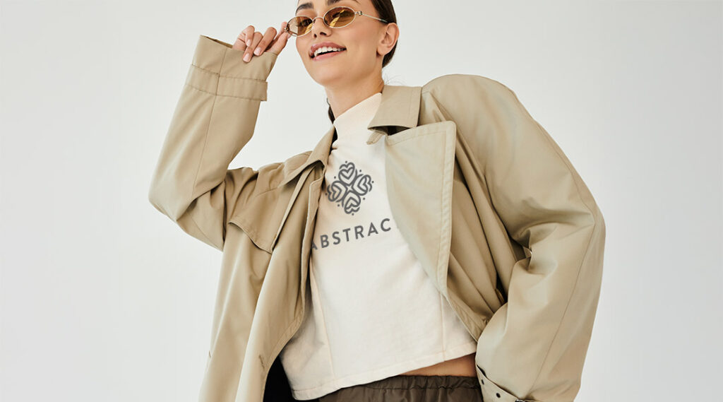 Modella con maglietta con logo