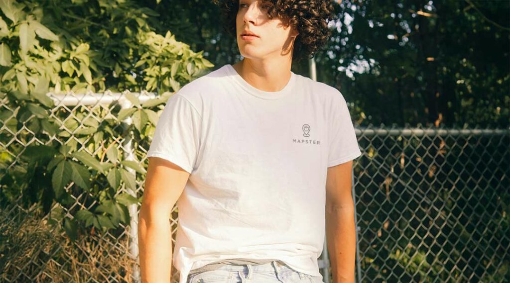 Modello con maglietta bianca