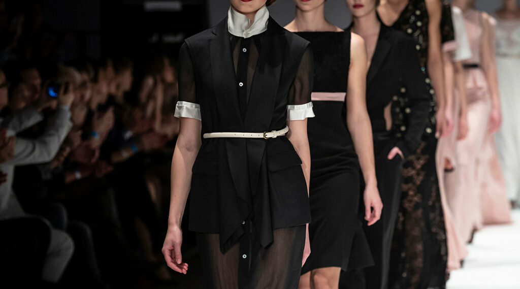 Modelle sfilano sulla passerella