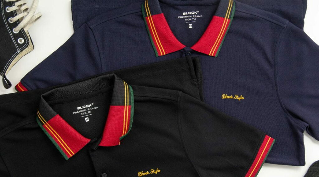 Polo blu e nera con logo aziendale ricamato