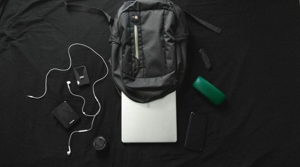 Zaino con laptop e accessori da lavoro