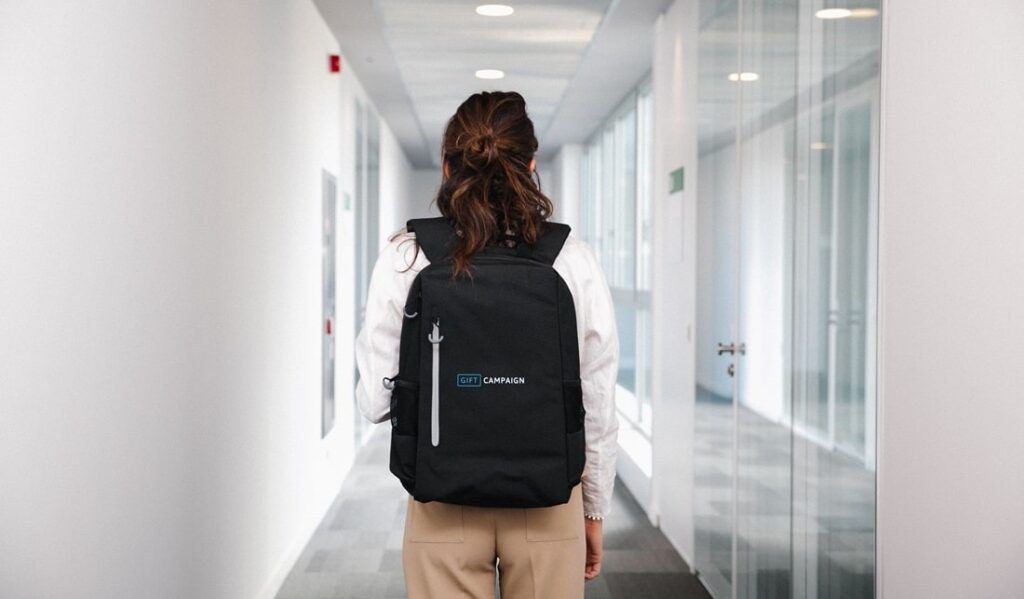 Ragazza di spalle con zaino personalizzato Gift Campaign