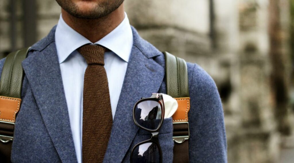 Uomo vestito elegante con zaino premium