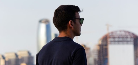 Uomo di spalle indossa una polo
