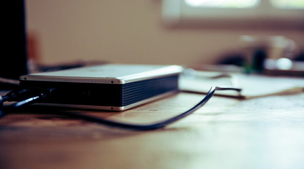 Power bank in primo piano con cavo e sfondo sfocato
