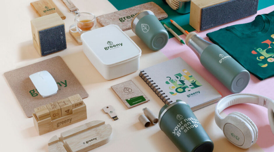 Set di merchandising esposto su un tavolo da ufficio