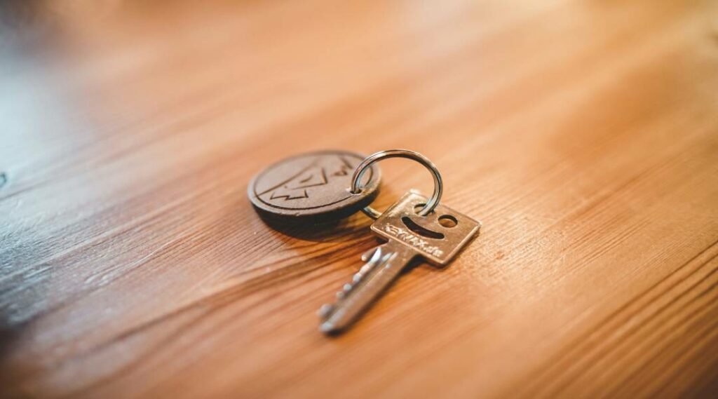 Chiave con portachiavi personalizzato su un tavolo