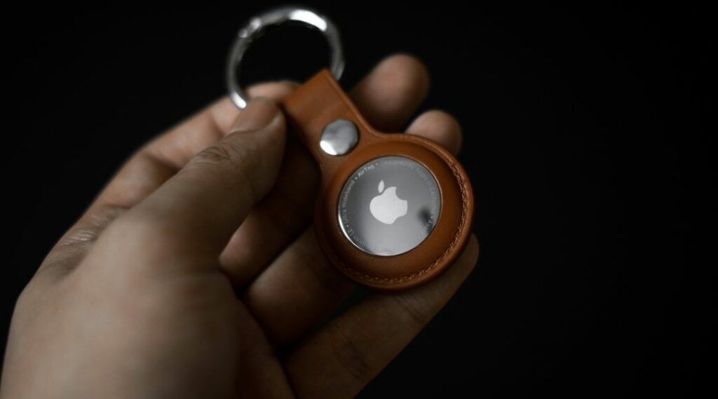 Mano che mostra un portachiavi con localizzatore Apple integrato