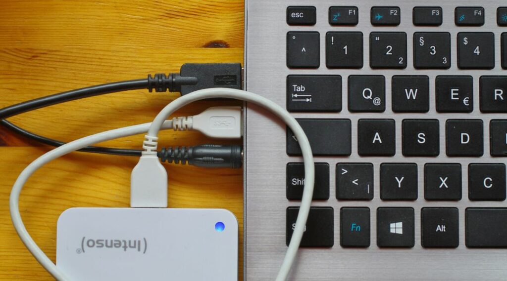 Laptop collegato a una power bank per la ricarica