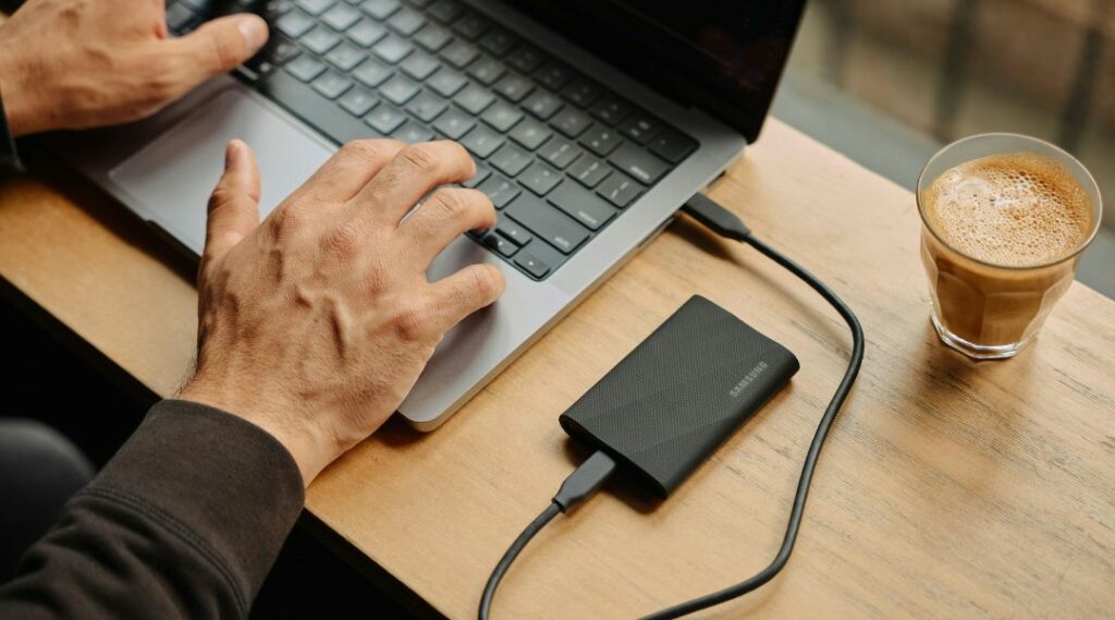 Pc portatile con una power bank su un tavolo con caffè