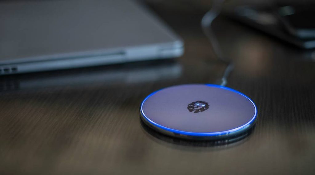 Base di ricarica wireless appoggiata su una superficie piana