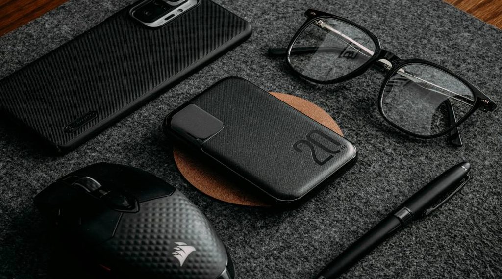 Base di ricarica wireless con power bank appoggiata sulla superficie