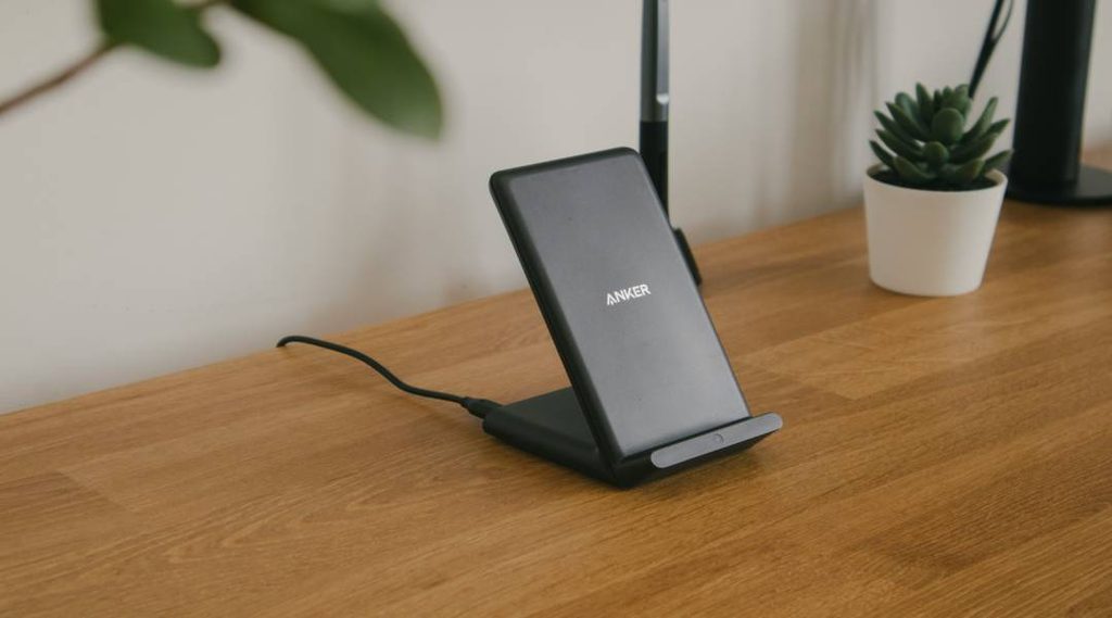 Caricatore wireless per smartphone con supporto da tavolo